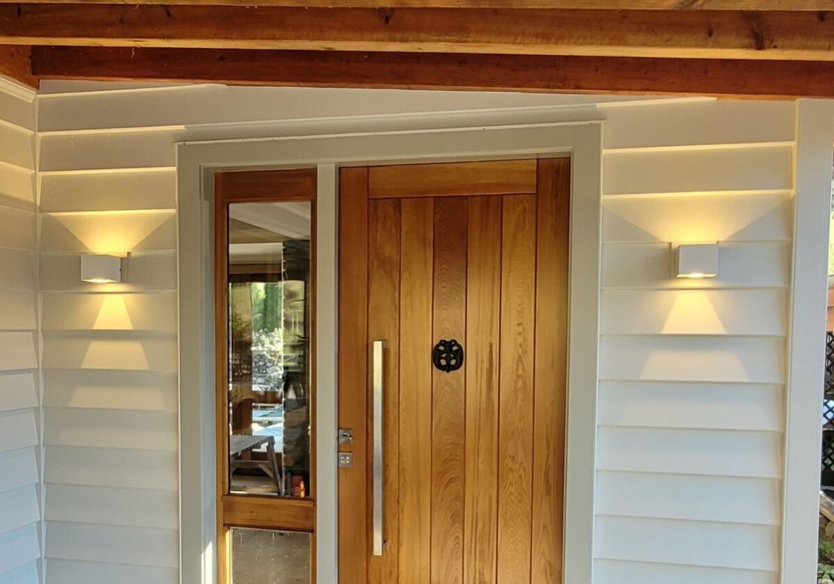Exterior wall lighting